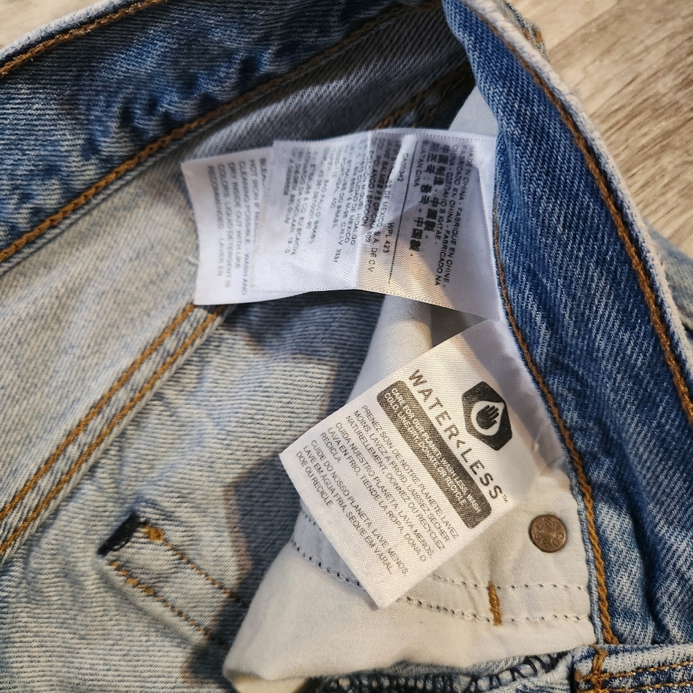 Levi's Wedgie Straight Crop Jeans - Picture 3 of 5